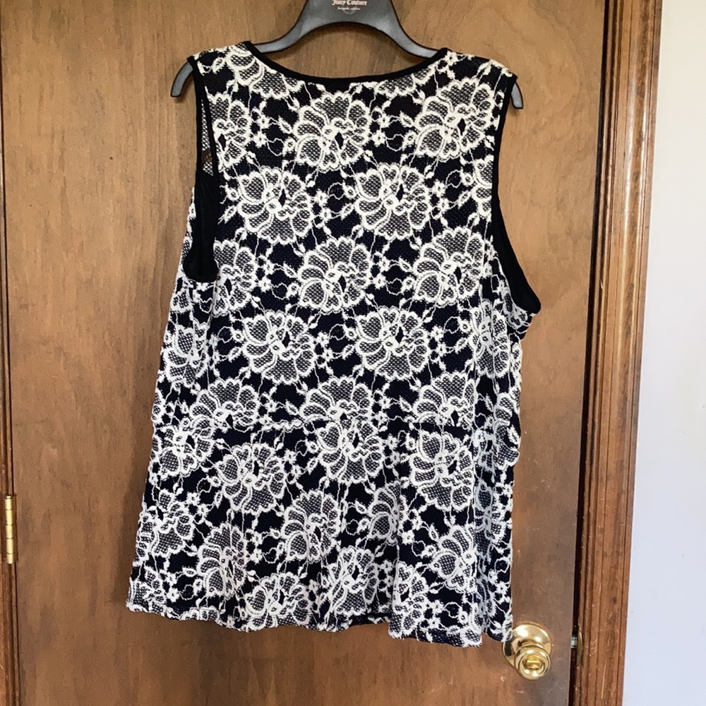 Inc sleeveless top with floral embroidered design size 2X - Picture 10 of 17